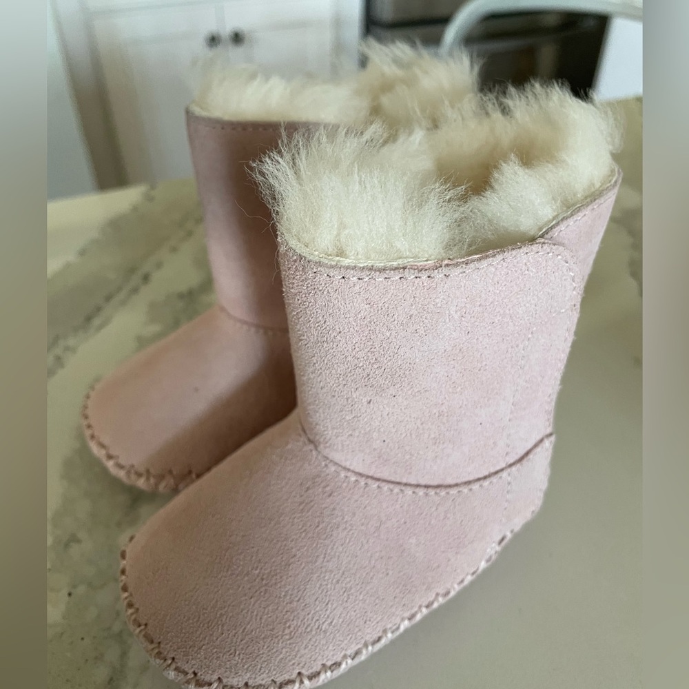 NWOT pink toddler Uggs - size 2/3